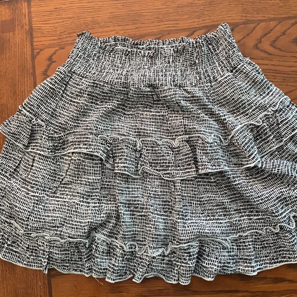 Summer skirt, black white with lining. 16 inches in length. Waist 22-24 inches - Picture 6 of 6